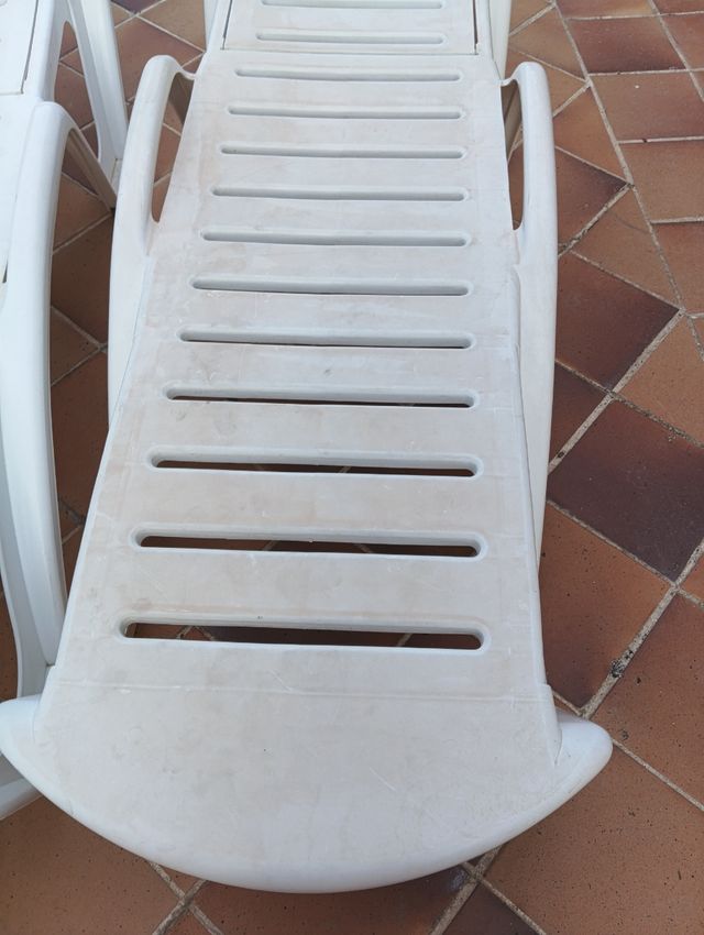 2 tumbonas blancas de plástico
