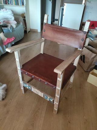 Silla vintage de madera y cuero