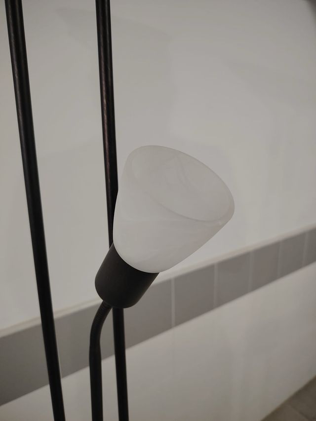 Lámpara de pie moderna negra