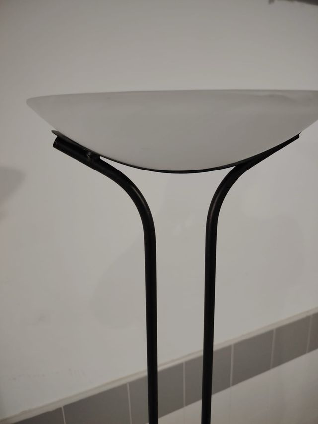 Lámpara de pie moderna negra