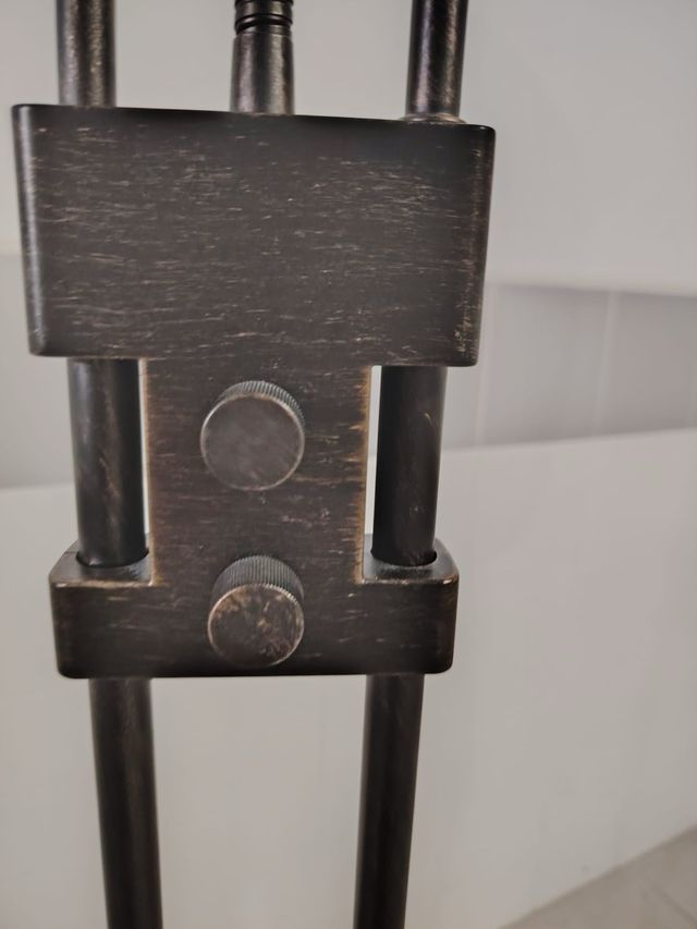 Lámpara de pie moderna negra