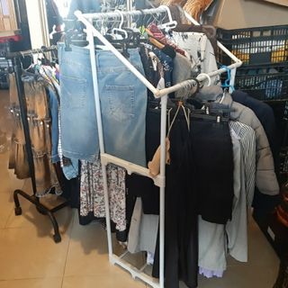 LOTE GRANDE :ropa,vajilla, calzado,bolsos,alfombra
