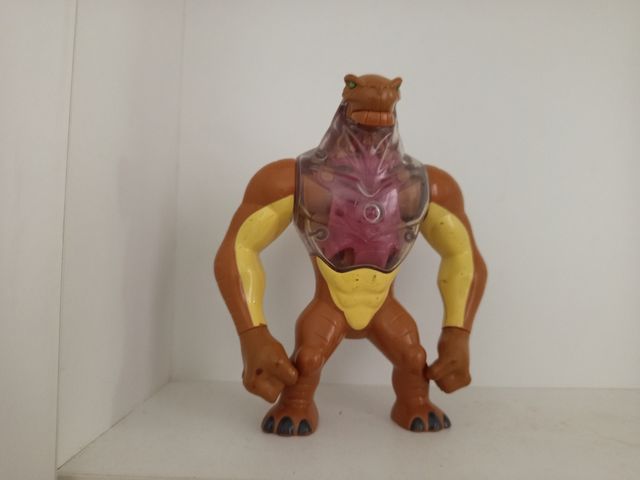 Figura Ben 10 Gigantosaurio