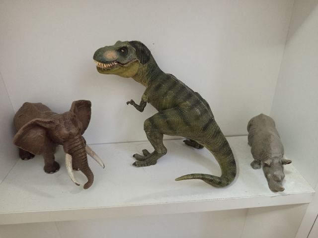 Figuras animales: Trex, elefante, rinoceronte