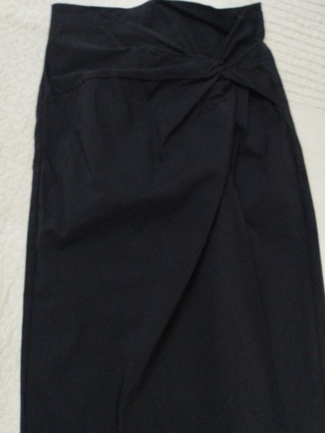 Falda midi negra abertura delantera