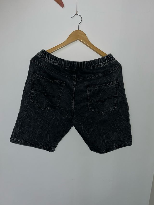Shorts negros estilo motoquero