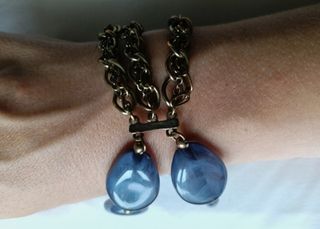 Pulsera Parfois dorada con piedras azules
