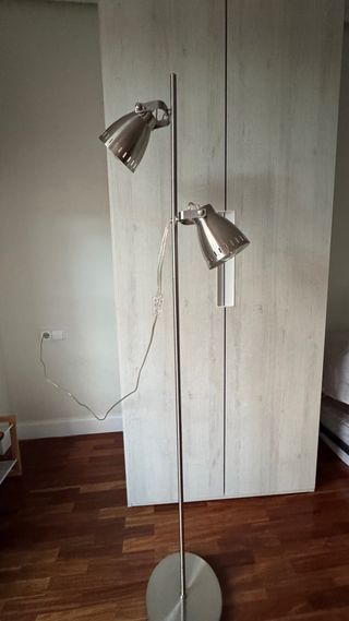 Lampara de pie metalica plata. Incluidas bombillas