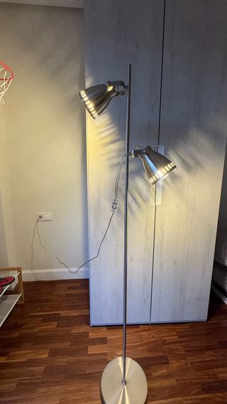 Lampara de pie metalica plata. Incluidas bombillas