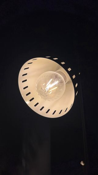 Lampara de pie metalica plata. Incluidas bombillas