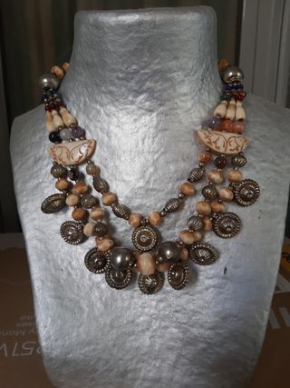 Collares varios estilos muy diferentes.