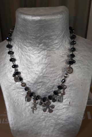 Collares varios estilos muy diferentes.