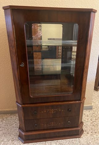 Vitrina de madera antigua con 2 cajones y llave