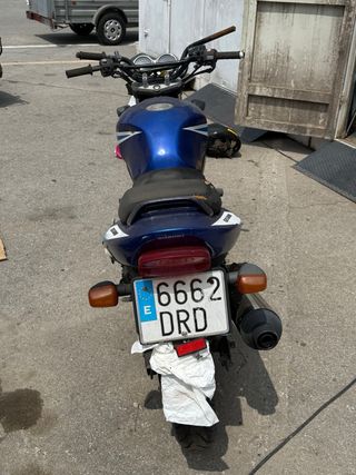 Suzuki GS 500 con distintivo ambiental B