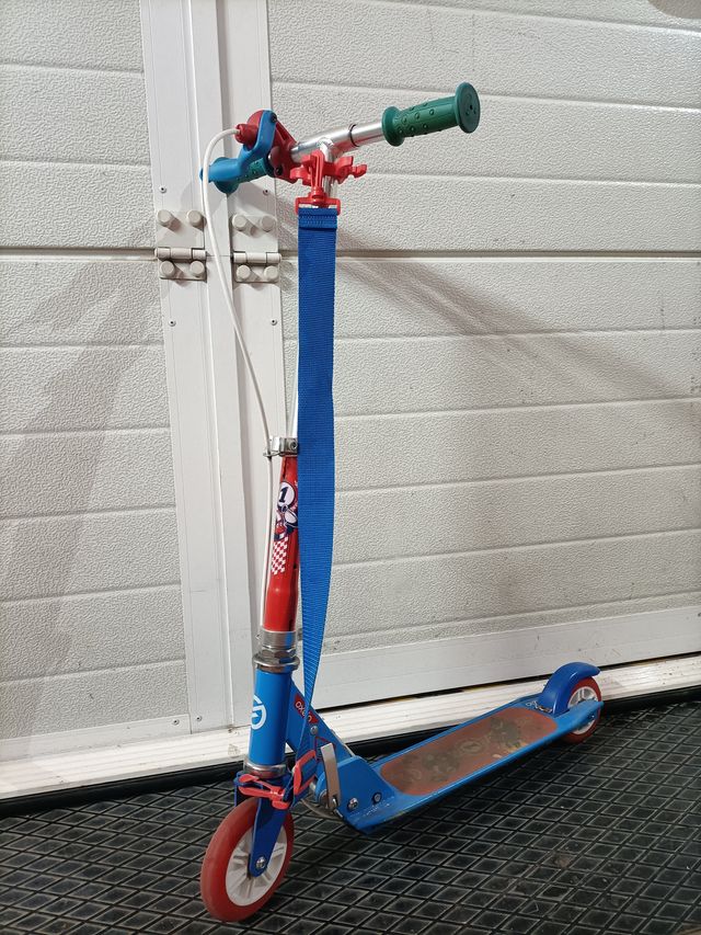 Patinete infantil azul y rojo