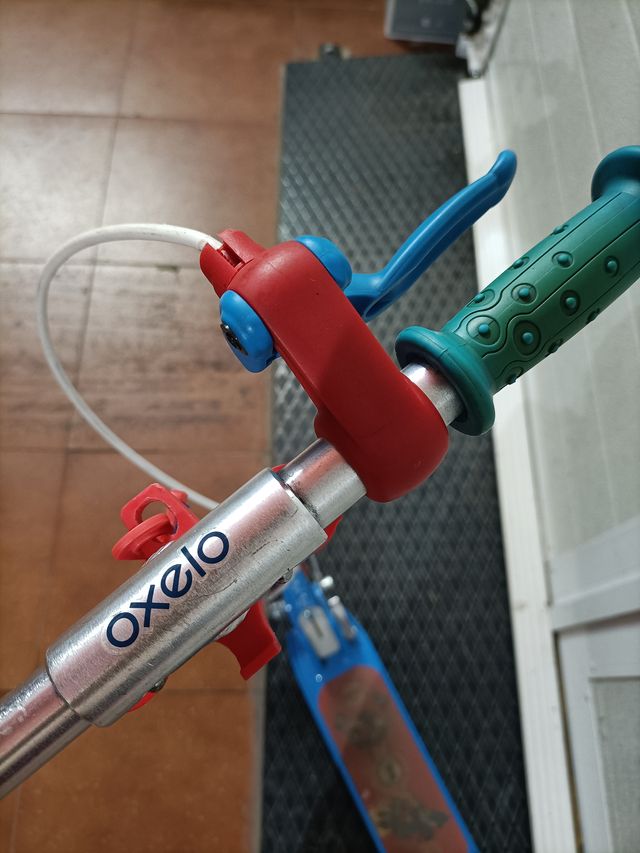 Patinete infantil azul y rojo