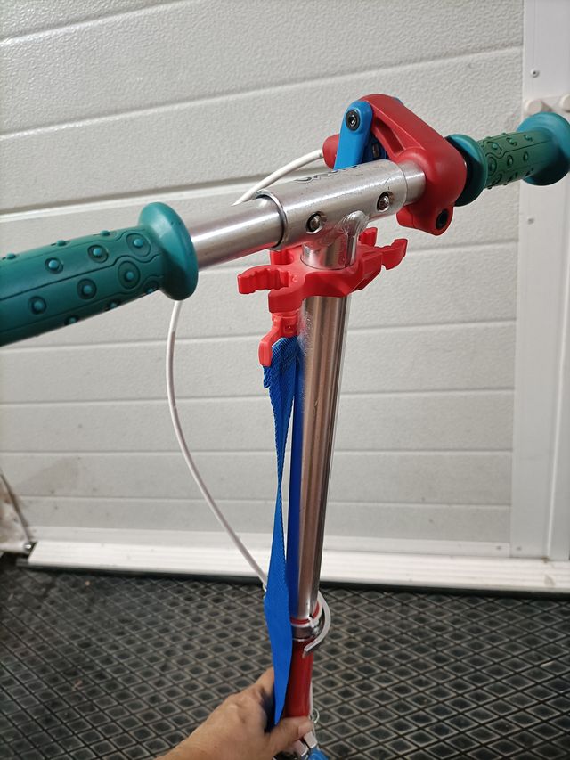 Patinete infantil azul y rojo