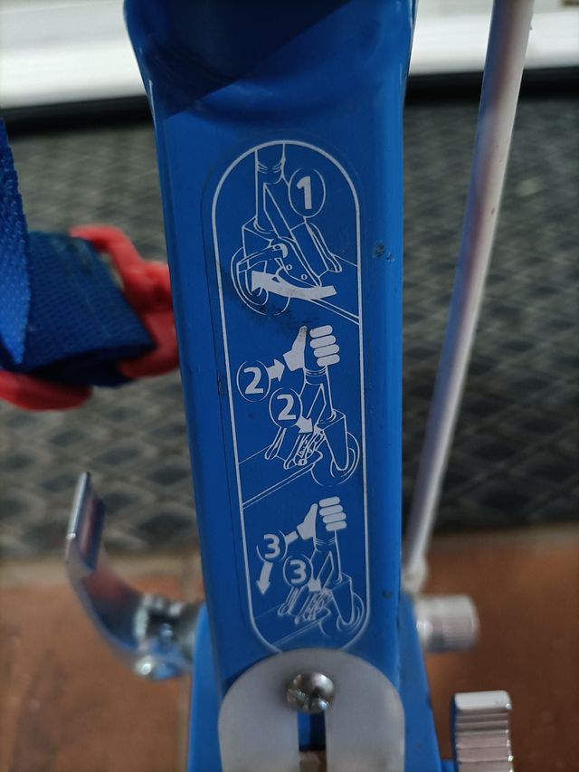 Patinete infantil azul y rojo