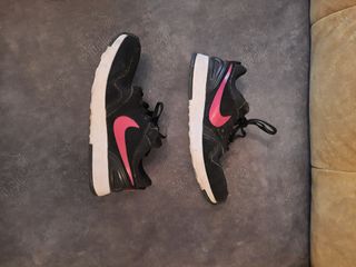 Zapatillas Nike negras y rosas