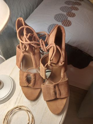 Sandalias tacón negro y Camel ante
