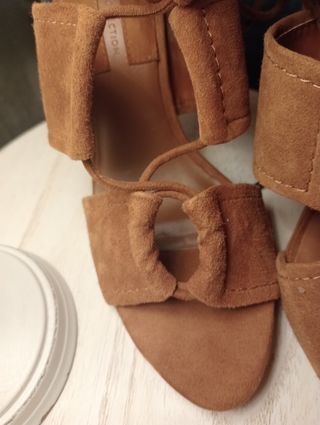 Sandalias tacón negro y Camel ante