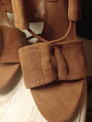 Sandalias tacón negro y Camel ante