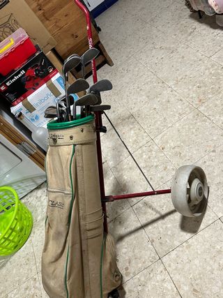 Equipo golf clásico con carro