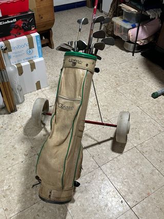 Equipo golf clásico con carro