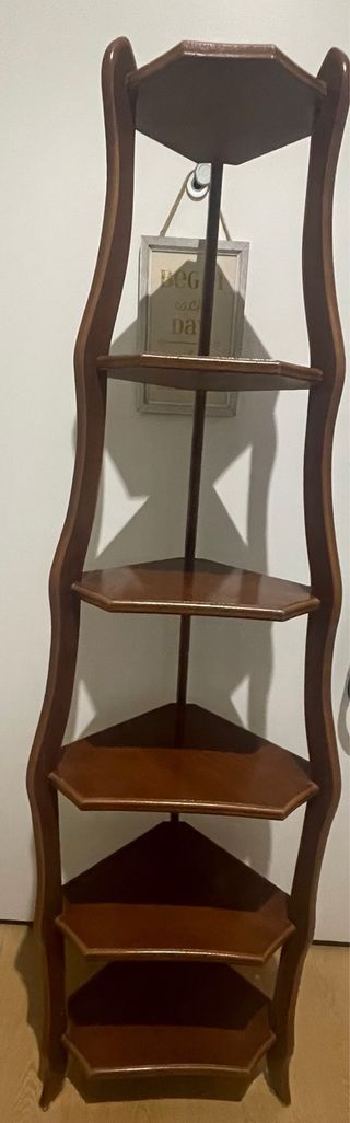 Estantería de madera marrón esquinera