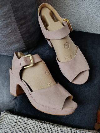 Sandalias beige tacón medio