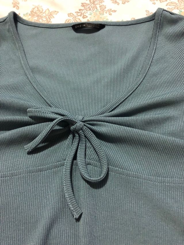 Top corto SHEIN celeste