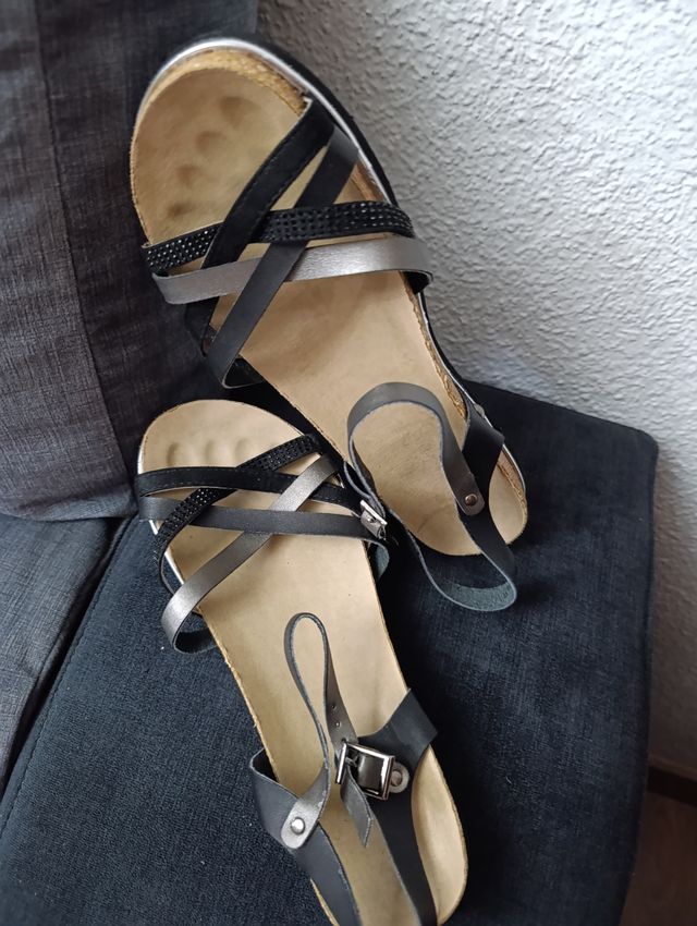 Sandalias planas negras y plateadas