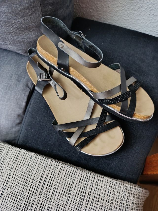 Sandalias planas negras y plateadas