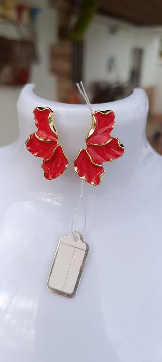 Pendientes rojos dorados