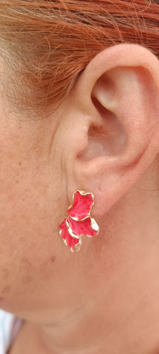 Pendientes rojos dorados