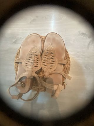 Sandalias planas beige piel