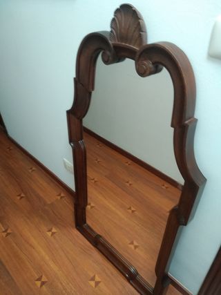 Espejo antiguo madera caoba.Mide 1'20 por 62 cms.