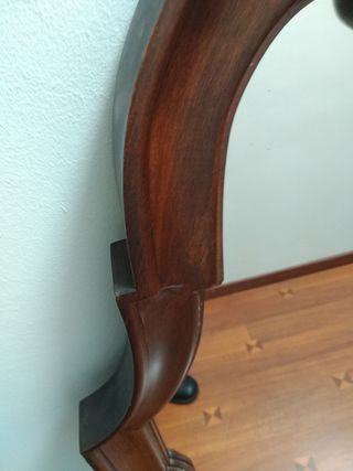 Espejo antiguo madera caoba.Mide 1'20 por 62 cms.
