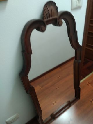 Espejo antiguo madera caoba.Mide 1'20 por 62 cms.