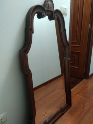 Espejo antiguo madera caoba.Mide 1'20 por 62 cms.