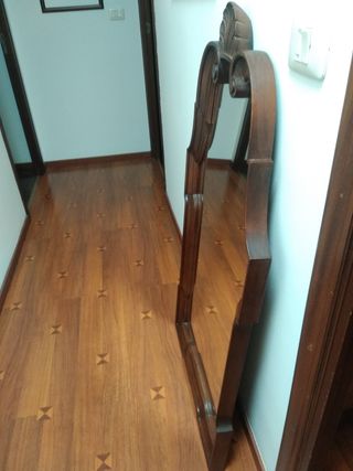 Espejo antiguo madera caoba.Mide 1'20 por 62 cms.