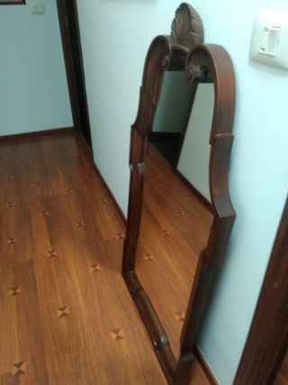 Espejo antiguo madera caoba.Mide 1'20 por 62 cms.