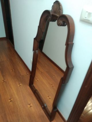 Espejo antiguo madera caoba.Mide 1'20 por 62 cms.