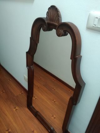 Espejo antiguo madera caoba.Mide 1'20 por 62 cms.