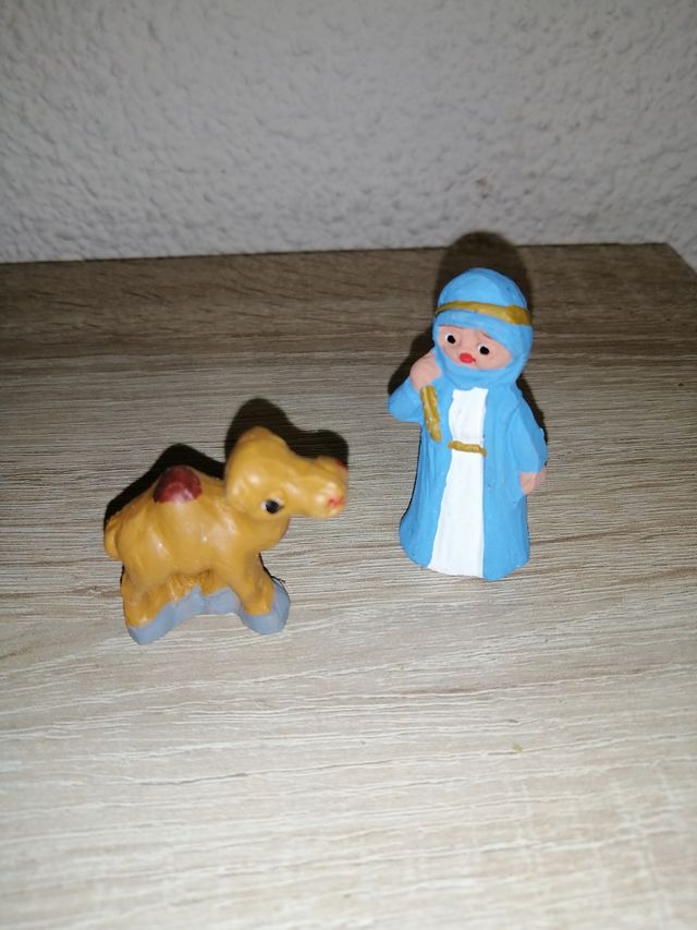 Belén de Alborox : Pastoras, vaca y camello.
