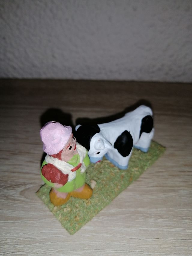 Belén de Alborox : Pastoras, vaca y camello.