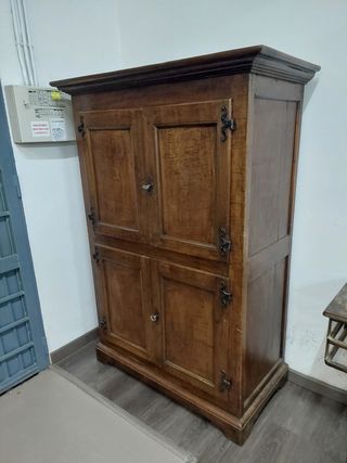 Armario antiguo de madera roble