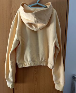 Sudadera amarilla crop capucha