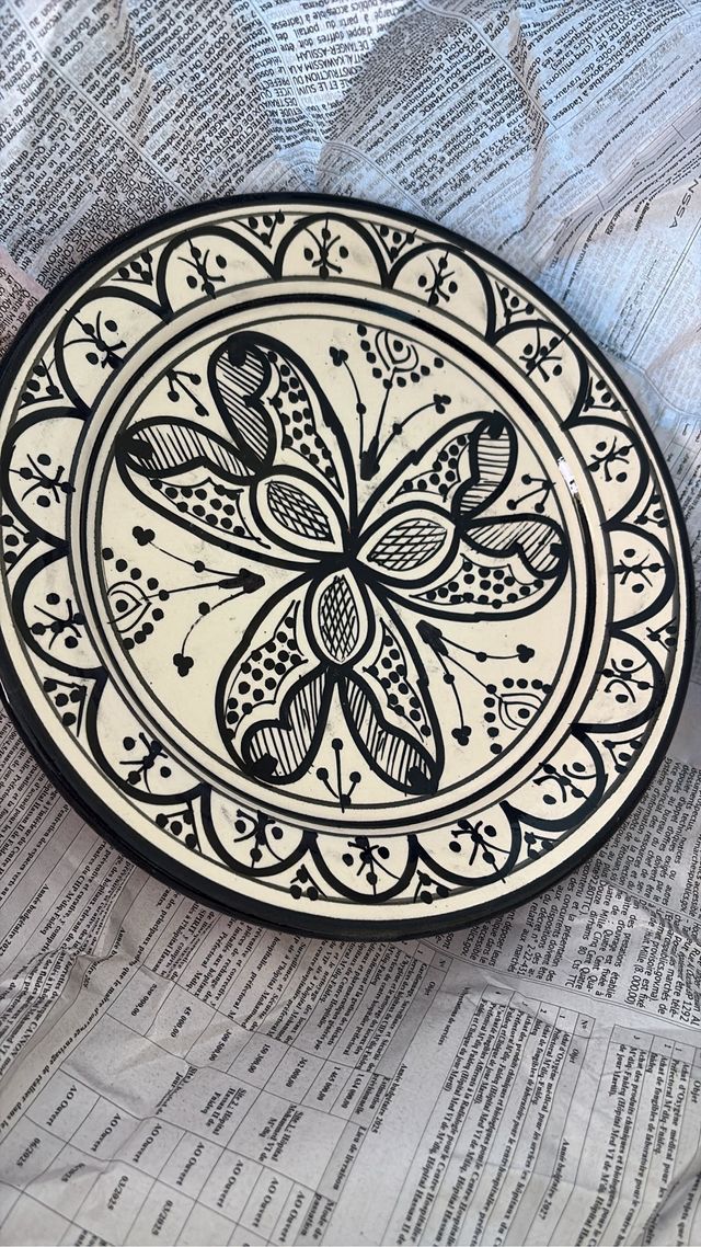 Plato cerámico artesanal blanco y negro