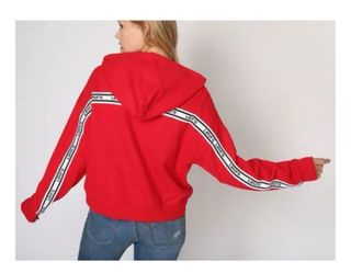 Sudadera Levi's roja con logo